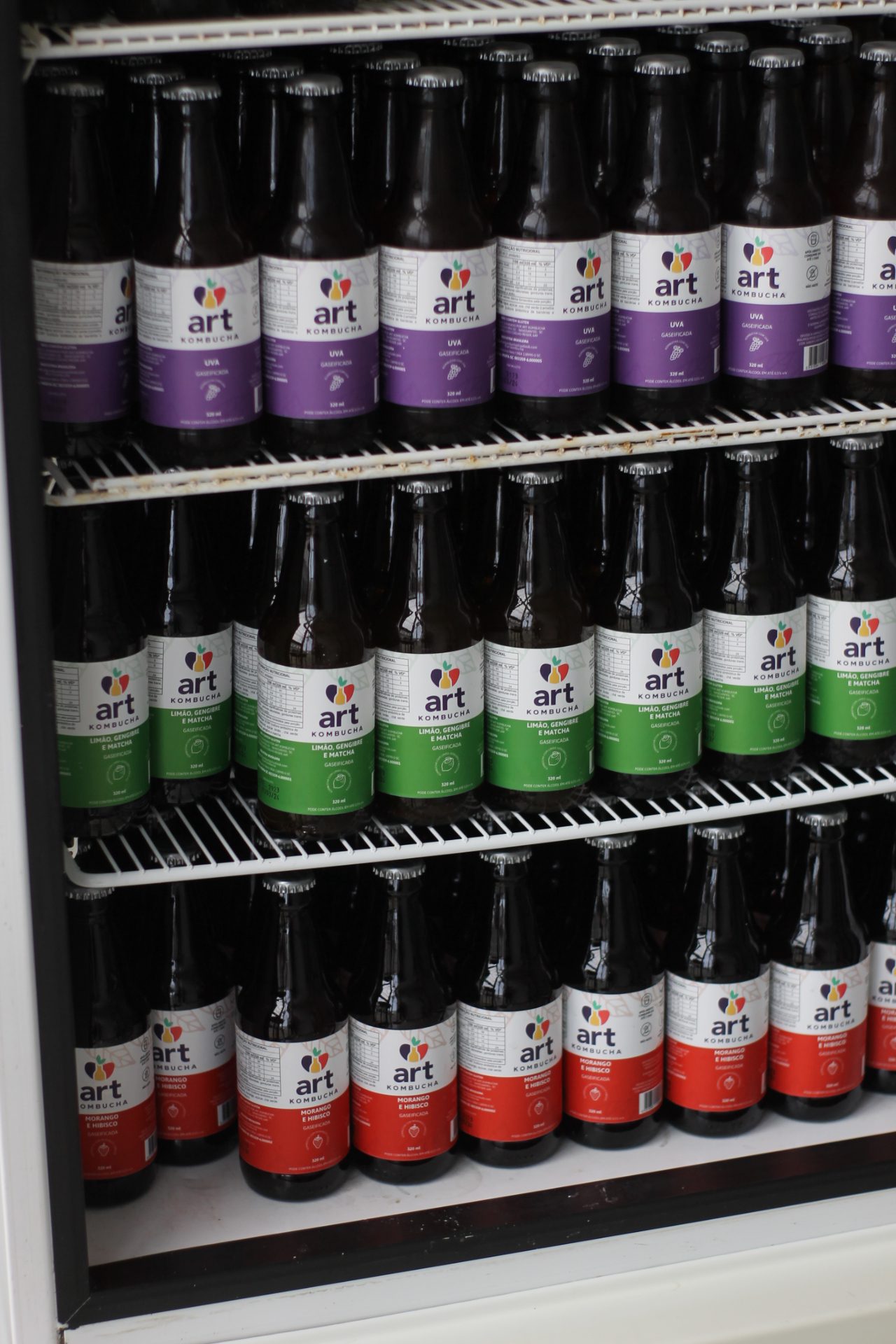 Geladeira cheia de Art Kombucha